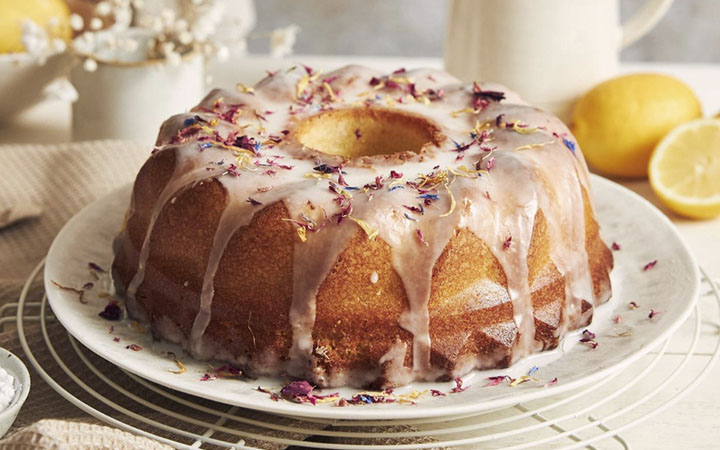 img_0006_femea-servindo-um-delicioso-bolo-de-cidra-com-esmalte-em-cima-de-uma-mesa-branca